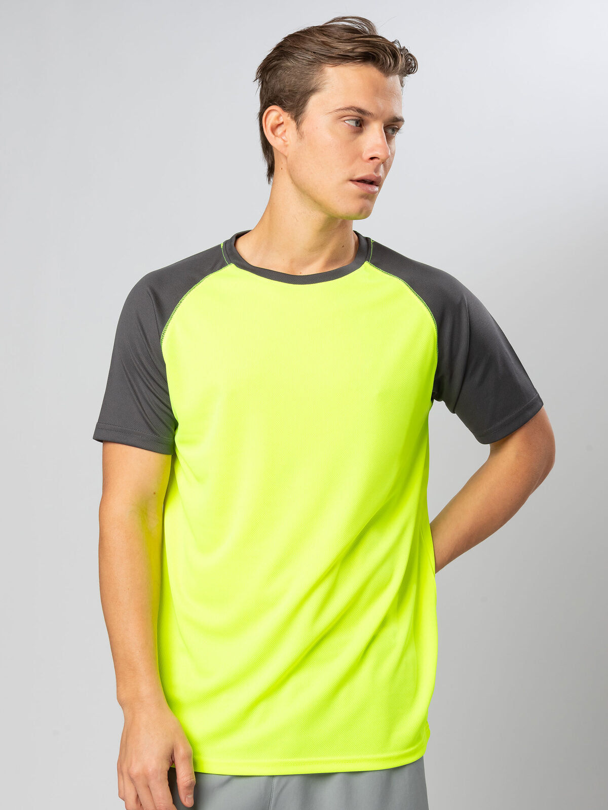 T shirt tecnica sportiva E logo lato cuore o centro