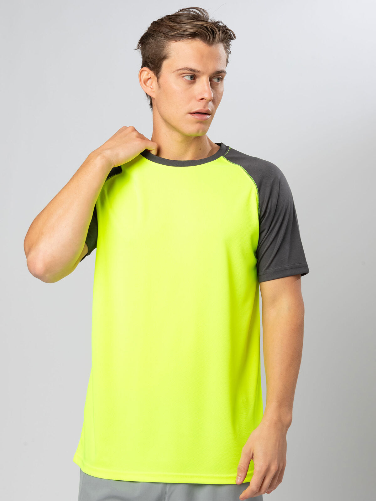 T shirt tecnica sportiva E logo lato cuore o centro