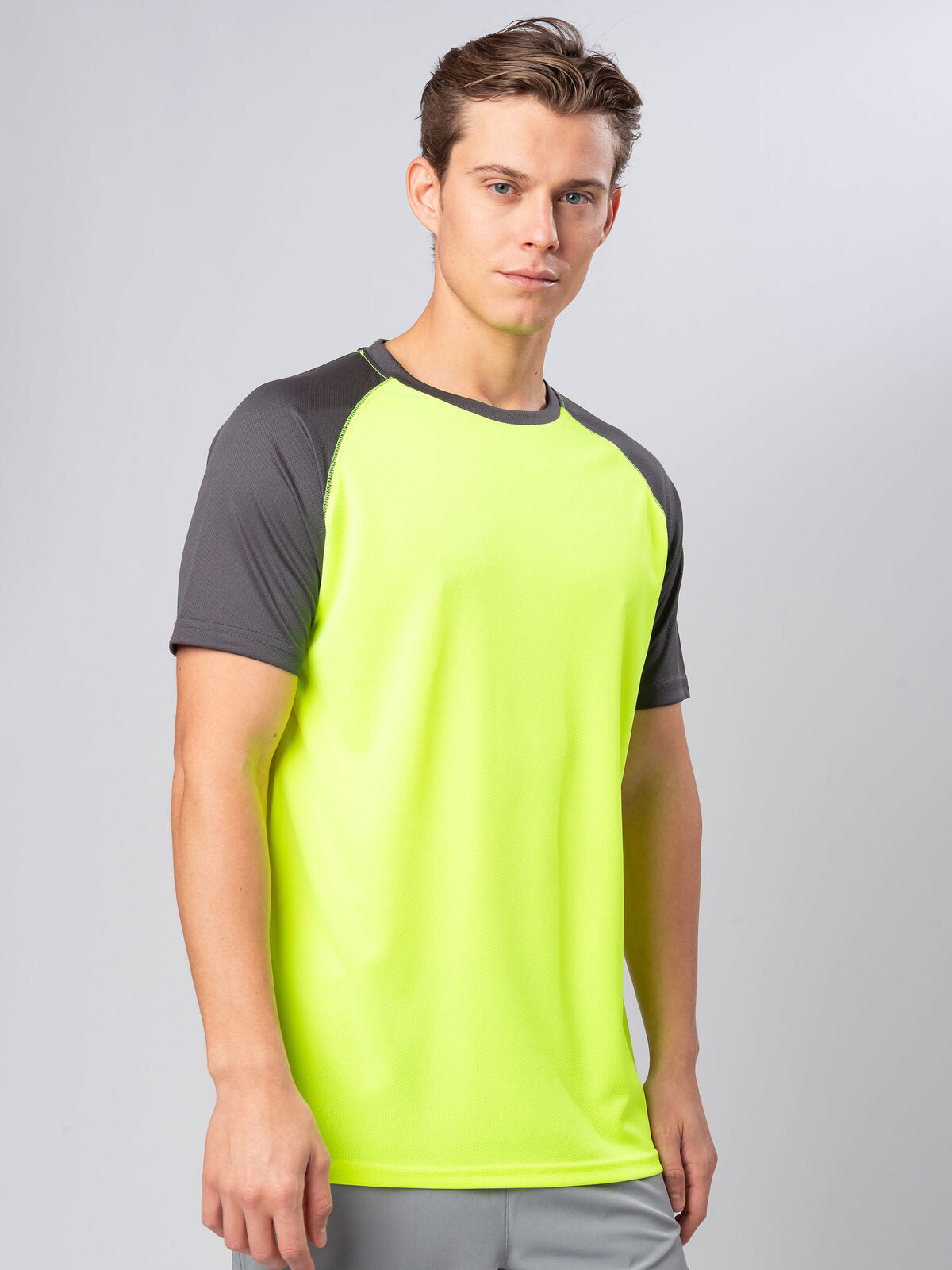 T shirt tecnica sportiva E logo lato cuore o centro